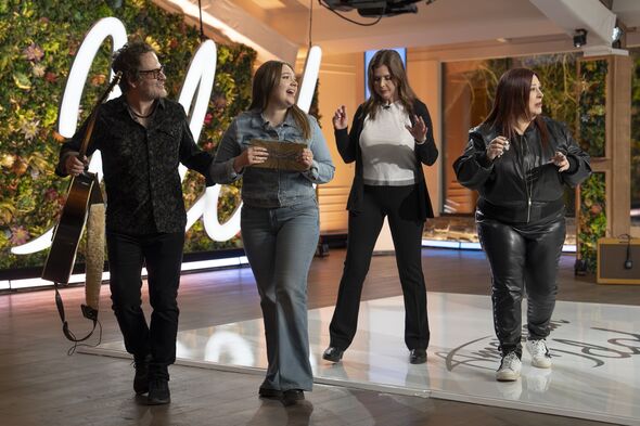 Carnie Wilson is the singers mom.